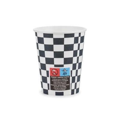 Copo descartável com padrão xadrez preto e branco e etiqueta de aviso