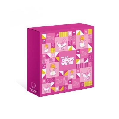 Caixa colorida decorada com imagens de anjos e carrinhos de bebé em padrão quadriculado