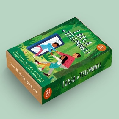 Embalagem de jogo 'Larga o Telemóvel!' com ilustração colorida e texto explicativo