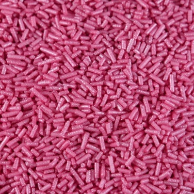 Confeites rosa em cilindros pequenos com textura granulada