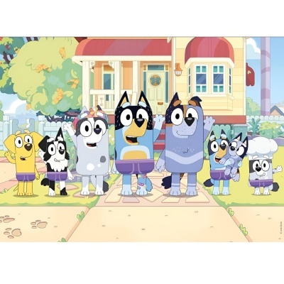 Personagens animados em frente a uma casa amarela com varanda e toldos vermelhos