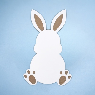 Recorte de papel em forma de coelho visto das costas com detalhes castanhos