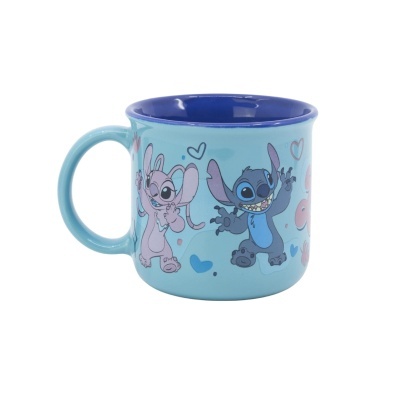 Caneca azul clara com personagens Stitch e Angel e corações coloridos