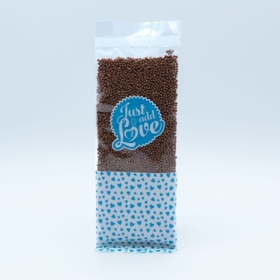 Pacote transparente com bolinhas castanhas e selo azul Just add Love