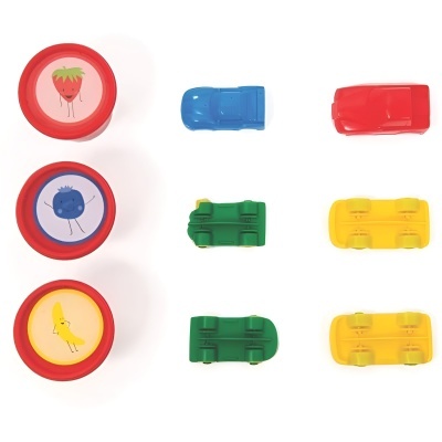 Brinquedos sobre fundo branco com pratos vermelhos decorados e carros coloridos