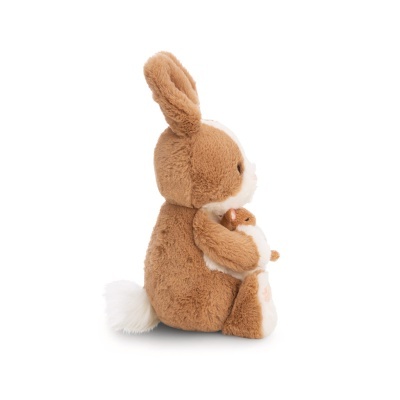 ursinho de pelúcia castanho com branco segurando ursinho menor