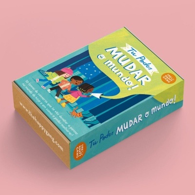 Caixa de cartão colorida ilustrada com crianças e texto em português europeu