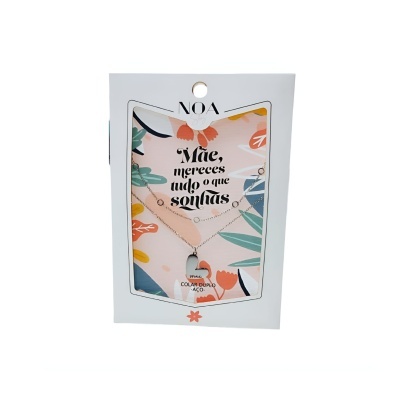 Colar dourado com pendente de coração e cartão floral com texto em português