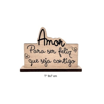 Objeto decorativo de madeira com frase 'Amor Para ser feliz que seja contigo' e pequenos corações.