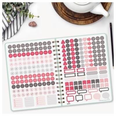 Caderno com autocolantes coloridos e objetos de mesa