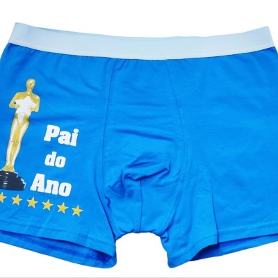 Cuecas boxer azuis com estampa 'Pai do Ano' e figura dourada