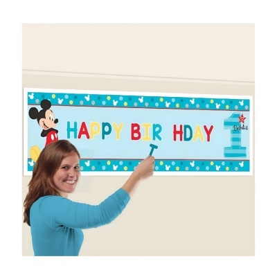 Cartaz de aniversário com Mickey Mouse e texto colorido para festa