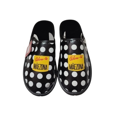 Chinelos pretos com bolinhas brancas e etiquetas amarelas com texto 'Adoro-te MÃEZONA'.