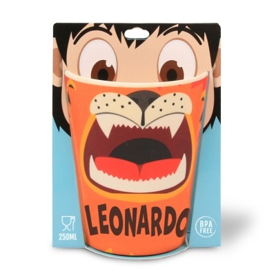 Copo infantil com design de leão e nome Leonardo na embalagem