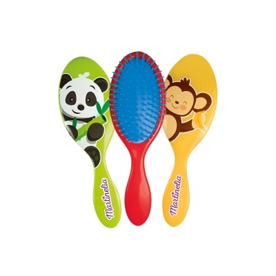 Três escovas de cabelo infantis coloridas com desenhos de panda e macaco e o logo Martinelia