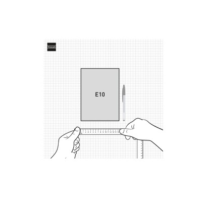 Mãos segurando régua sobre mesa quadriculada com caderno E10 e caneta