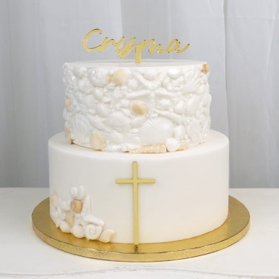 Bolo de duas camadas branco com conchas e cruz dourada