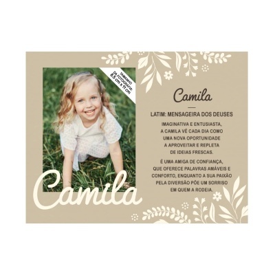 Cartão personalizado com foto de uma menina sorridente e texto em português sobre um fundo bege com motivos de folhas brancas