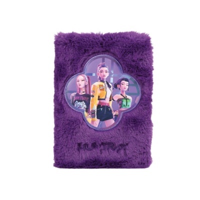 Bloco roxo coberto por tecido felpudo com imagem circular de três personagens femininas em desenho animado.