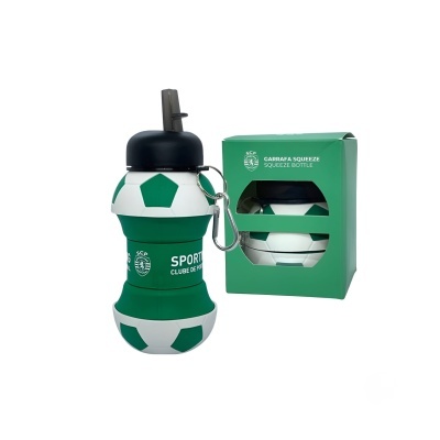 Garrafa squeeze verde com padrão de bola de futebol e tampa preta ao lado da embalagem