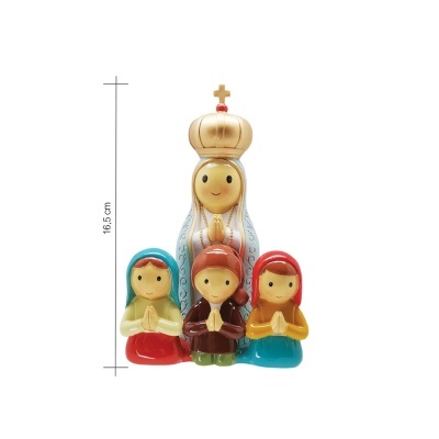 Estatueta colorida de Nossa Senhora com três crianças ajoelhadas em cerâmica