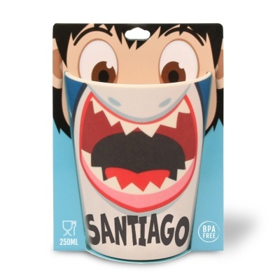 Copo plástico colorido infantil com desenho de boca de tubarão e nome SANTIAGO