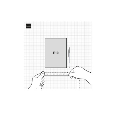 Mãos a medir superfície quadriculada com caderno E10 e caneta