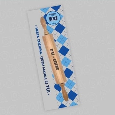 Rolo de cozinha de madeira com texto gravado e embalagem decorada em azul e branco