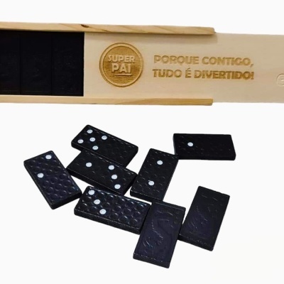 Conjunto de dominó preto com caixa de madeira clara gravada