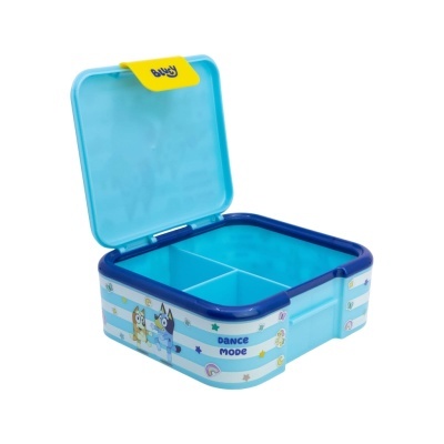 Marmita azul com tampa aberta e decoração de personagens e texto