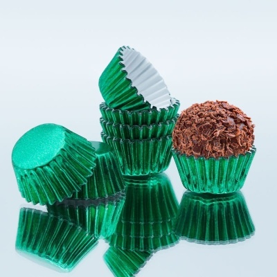 Forminhas de papel verde metálico com brigadeiro de chocolate