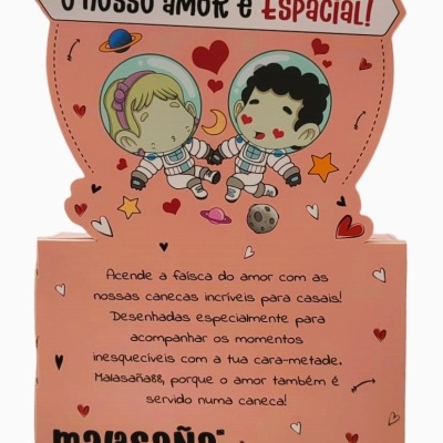 Cartão com desenho de casal astronautas e texto promocional de canecas para casais