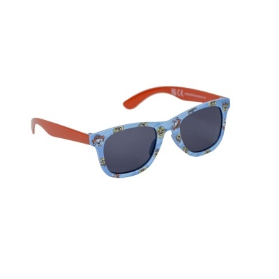 Óculos de sol infantis azuis e vermelhos com personagens animados.