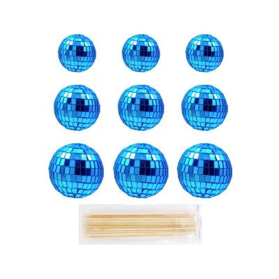 Bolas espelhadas azuis pequenas e palitos de madeira em fundo branco.