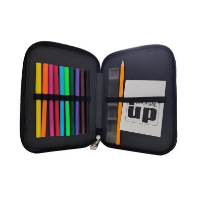 Estojo preto aberto com canetas coloridas, lápis, régua e cartões com texto