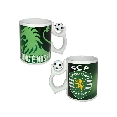 Dois copos de caneca Sporting Portugal com bola de futebol na pega