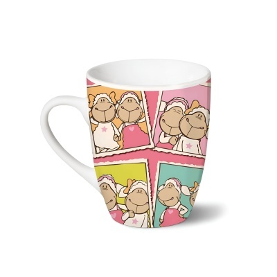 Caneca branca com desenhos de carneiros coloridos em quadrados