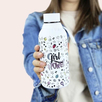 Garrafa reutilizável branca com texto 'girl POWER' e padrões coloridos