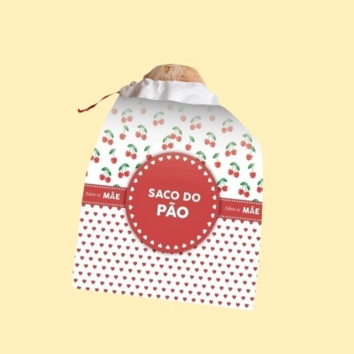 Saco do pão de tecido com padrão de cerejas e corações e etiqueta vermelha