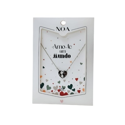 Colar com pendente de coração e globo em cartão decorativo branco com corações