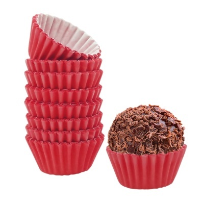 Formas de papel vermelhas com brigadeiro coberto de chocolate