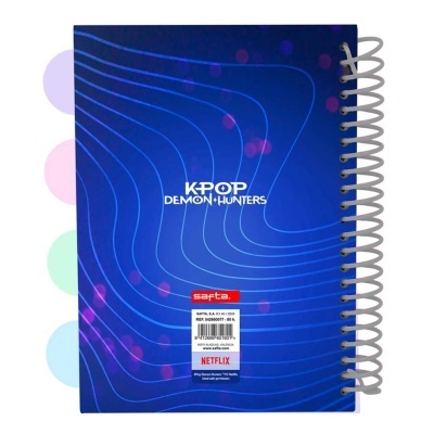 Caderno de argolas azul com design de linhas e pontos e texto KPOP DEMON HUNTERS.