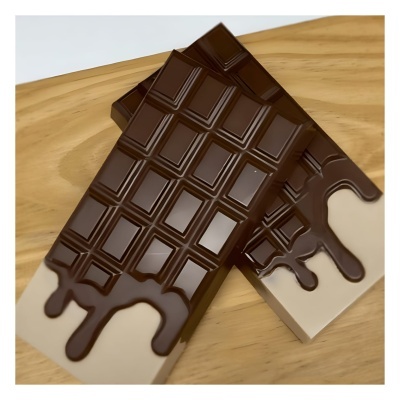 Barras de chocolate castanho escuro com base creme em madeira clara