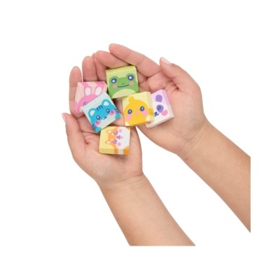 Blocos coloridos de madeira com desenhos de animais em mãos