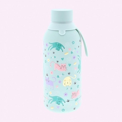Garrafa de água azul claro com desenhos coloridos de gatos e flores