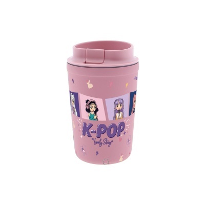 Copo de viagem cor-de-rosa com personagens animadas e texto K-POP
