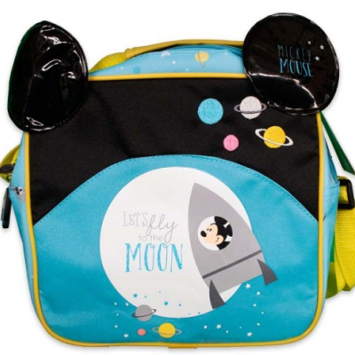 Mochila infantil azul e preta com orelhas pretas, estampa de foguete, planetas e texto