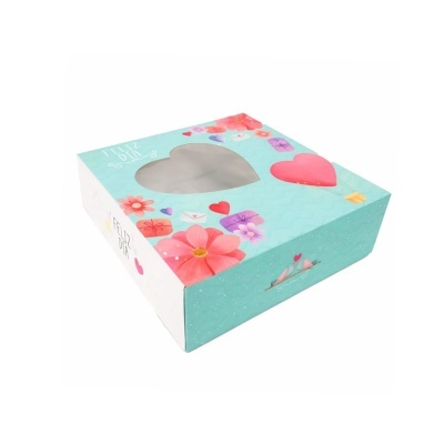 Caixa decorativa azul claro com janela em forma de coração e elementos florais e de coração