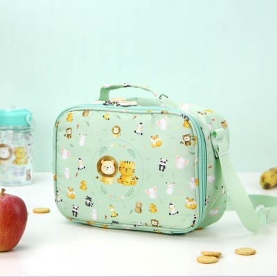 Bolsa verde infantil com padrão de animais coloridos e alça ajustável