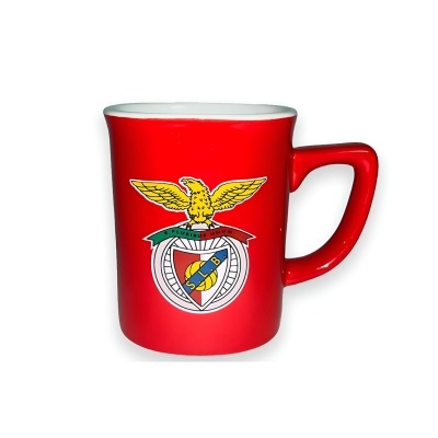 Caneca vermelha com emblema do clube Benfica